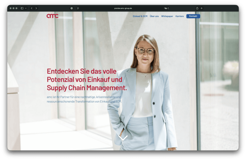 Die amc-Startseite im Browserfenster: die Schlagzeile »Entdecken Sie das volle Potenzial von Einkauf und Supply Chain Management.« neben einer Beraterin in einem lichtdurchfluteten Foyer