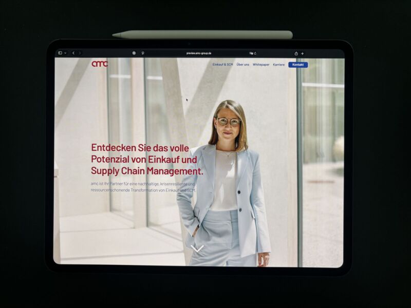 Hochkant-Monitor mit dem Svelte-Quellcode einer Seitenkomponente im Editor
