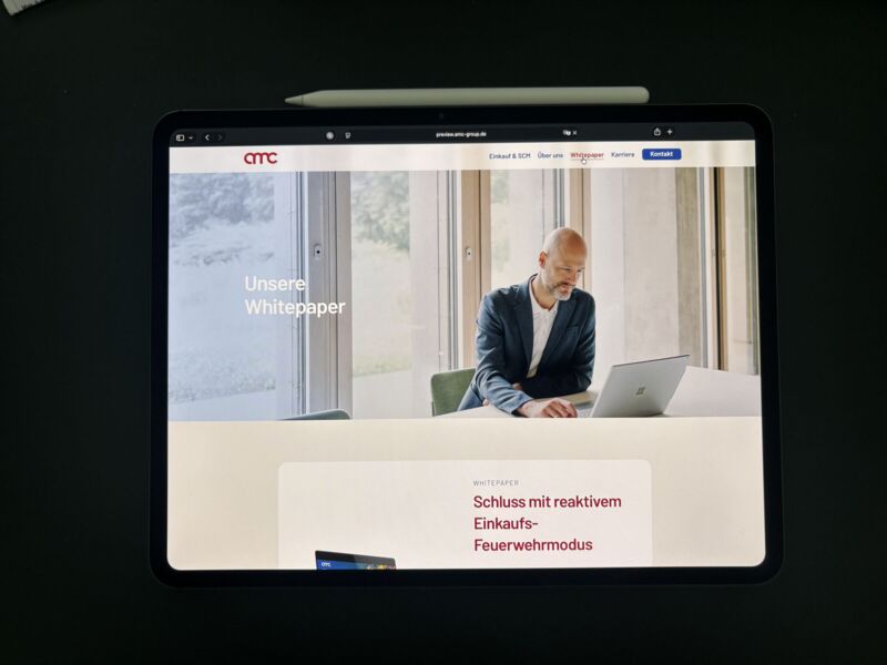 Hochkant-Monitor mit dem Svelte-Quellcode einer Seitenkomponente im Editor