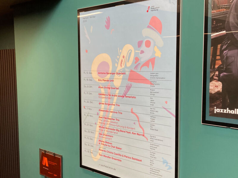 Gerahmtes Programmplakat Herbst/Winter 2025 im Foyer der Jazzhall