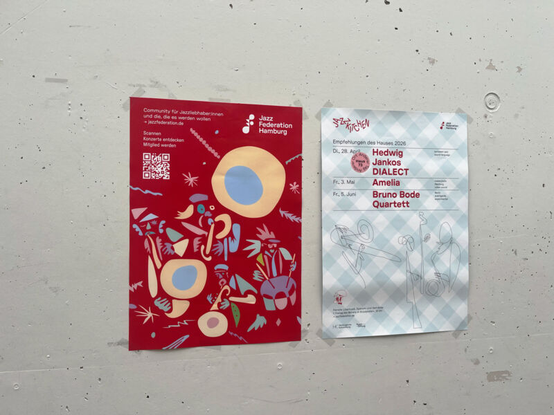 Zwei Plakate nebeneinander auf eine Betonwand geklebt