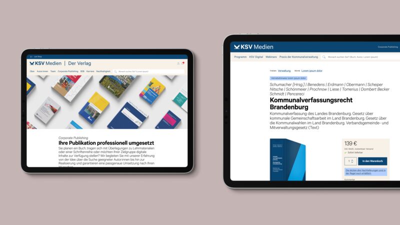 Zwei Tablets nebeneinander: die Corporate-Publishing-Seite mit der Überschrift „Ihre Publikation professionell umgesetzt“ über einer Auslage gedruckter Bücher, und eine Produktseite zu einem Titel über Kommunalverfassungsrecht Brandenburg mit Preis und Warenkorb-Button.