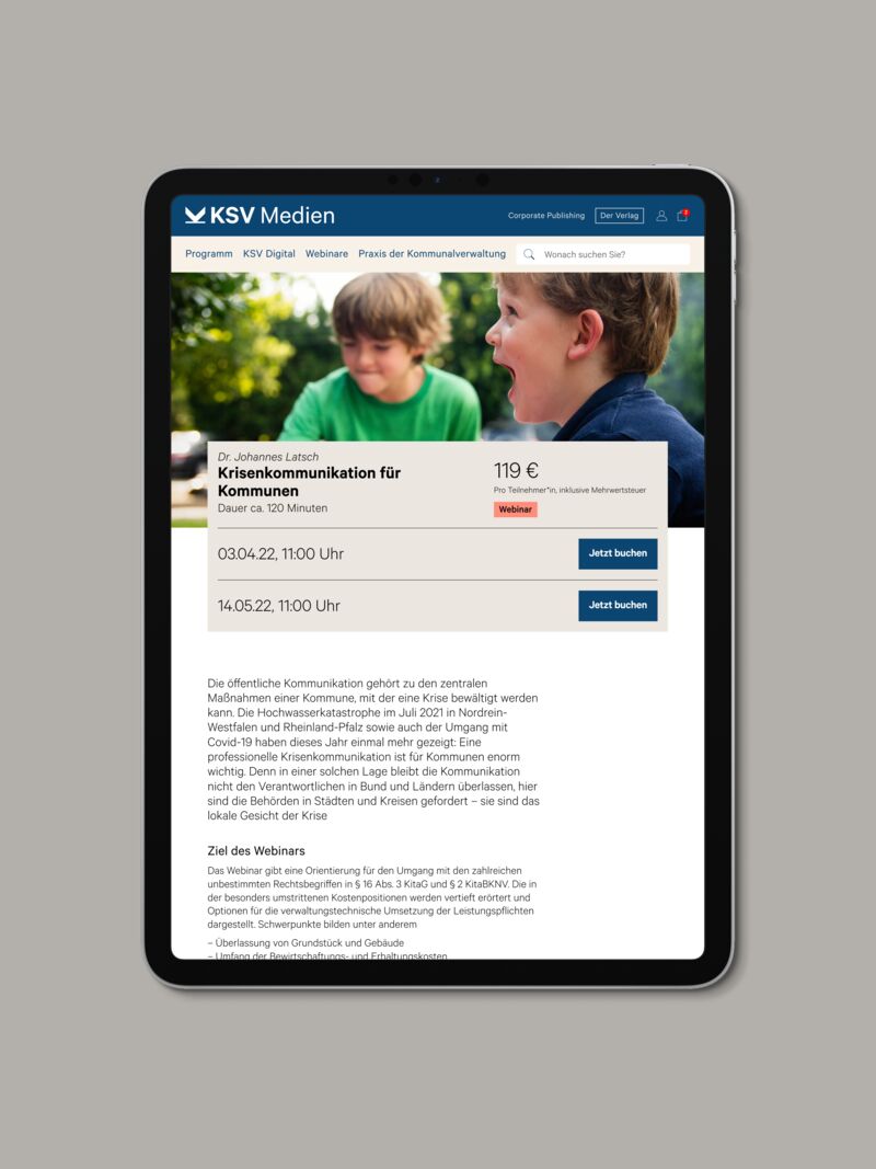 Ein Tablet mit der Webinarseite „Krisenkommunikation für Kommunen“: als Kopfbild ein Foto von zwei Kindern im Freien, der Preis von 119 €, zwei buchbare Termine mit je einem Buchen-Button und darunter die Beschreibung des Webinars.