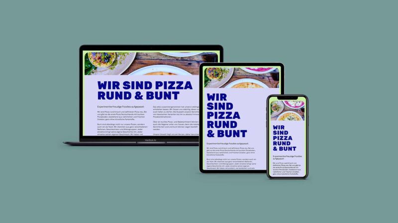 Die Seite „Wir sind Pizza Rund & Bunt“ auf Laptop, Tablet und Smartphone – dieselbe Überschrift und derselbe Fließtext, der über die drei Breiten von drei Spalten auf eine umbricht.